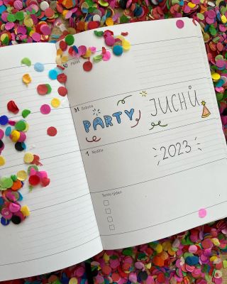 Užijte si oslavy konce roku 🥂🥳 a do nového roku vykročte správnou nohou 🦶 #silvestr#2023 #diář #diar#predsevzeti #oslava...